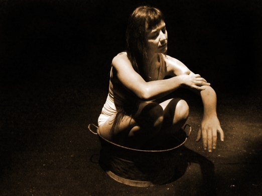 Camille se frota los brazos (Foto: Patricia Domínguez del Pino)