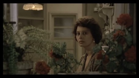 Antonietta mira por la ventana en busca de Gabriele