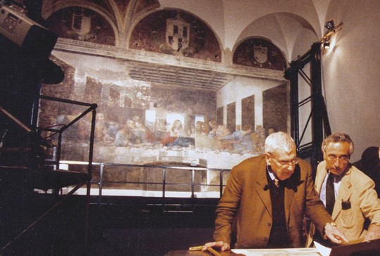1995. Federico Zeri en el proceso de restauración de "La Última Cena" de Leonardo da Vinci / Fuente: http://www.plathey.net/livres/essais/zeri.html