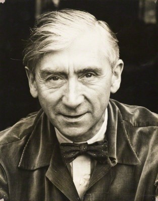 Herbert Read retratado por Rollie McKenna / Fuente: National Portrait Gallery